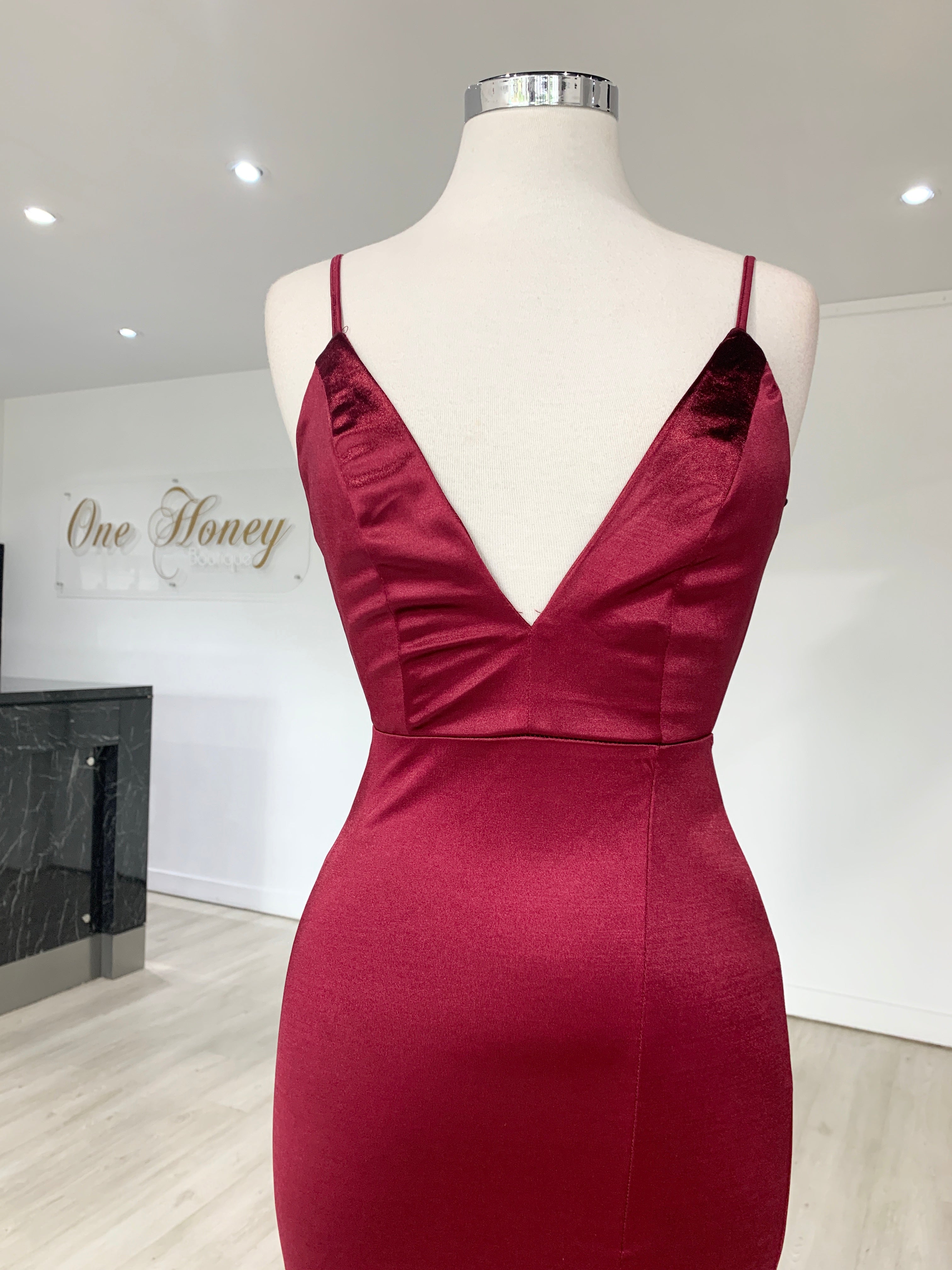 Back view of Honey Couture MILEE Low Back Mermaid Evening Gown in red, featuring silky stretch fabric and adjustable straps. Australian Designer Prom Dress.
