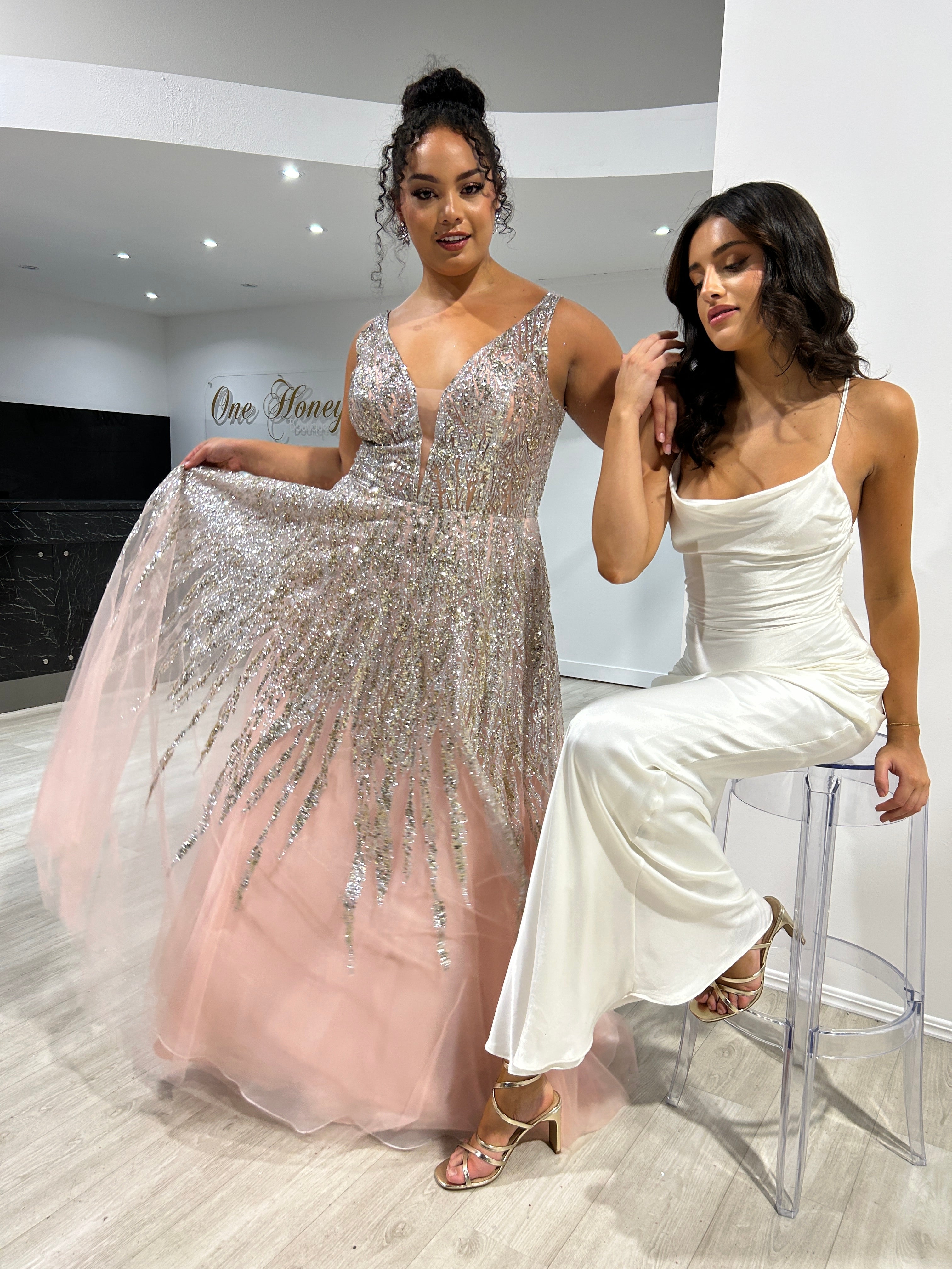 VIANNE Glitter Tulle A-Line Prom Dress with a shimmering tulle skirt and bead embellishments, perfect for any occasion. Brisbane to Gold Coast, Australia.