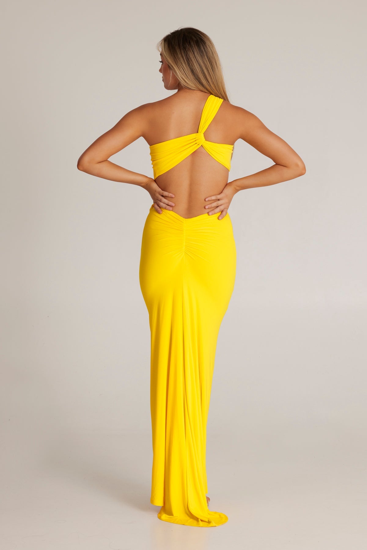 MÉLANI The Label SARI Yellow Cut Out Form Fitted Midi Dress
