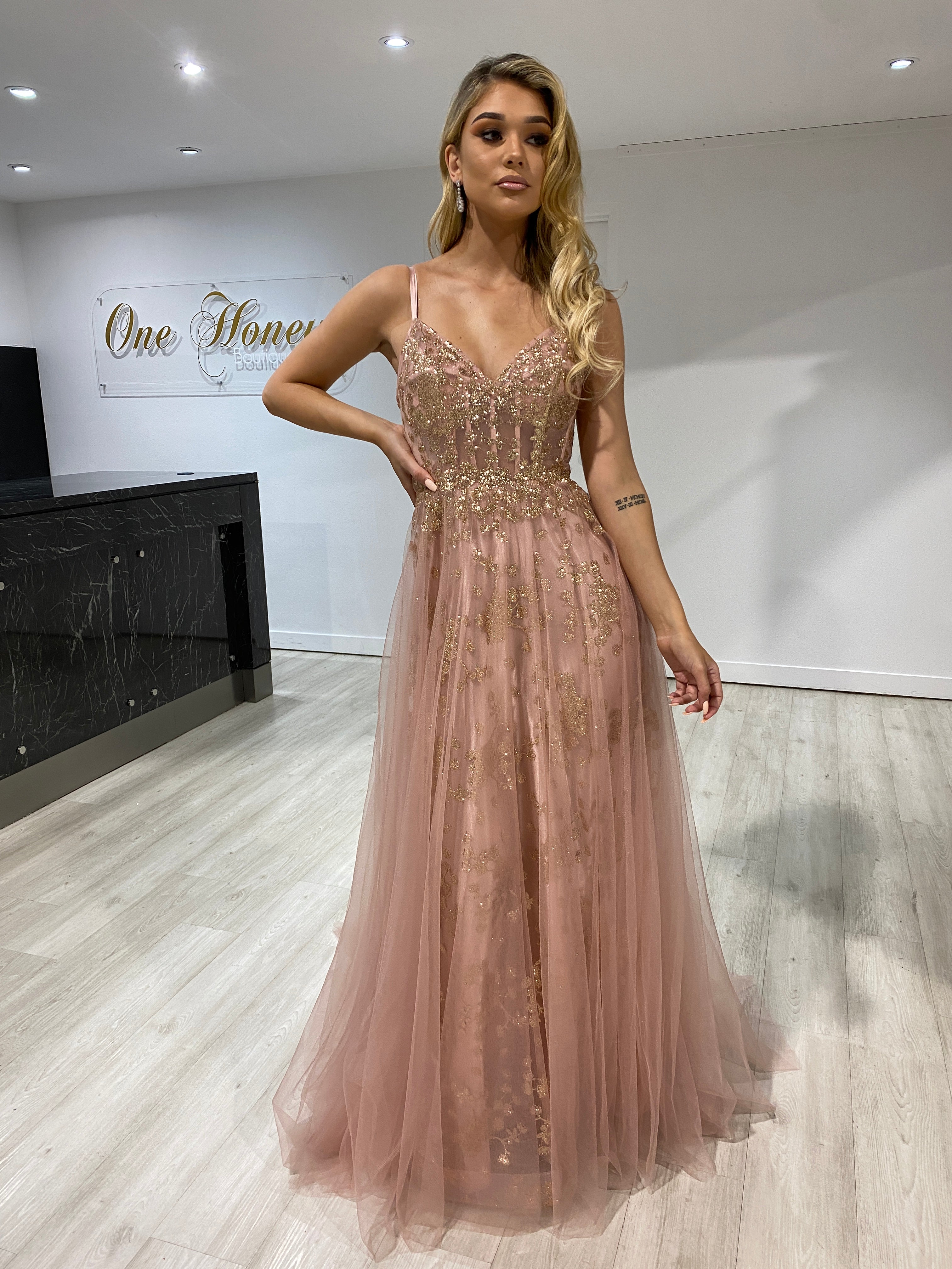 Sleek Glitter Long Mermaid V-neck Sequined Prom Dress with Slit – BIZTUNNEL
