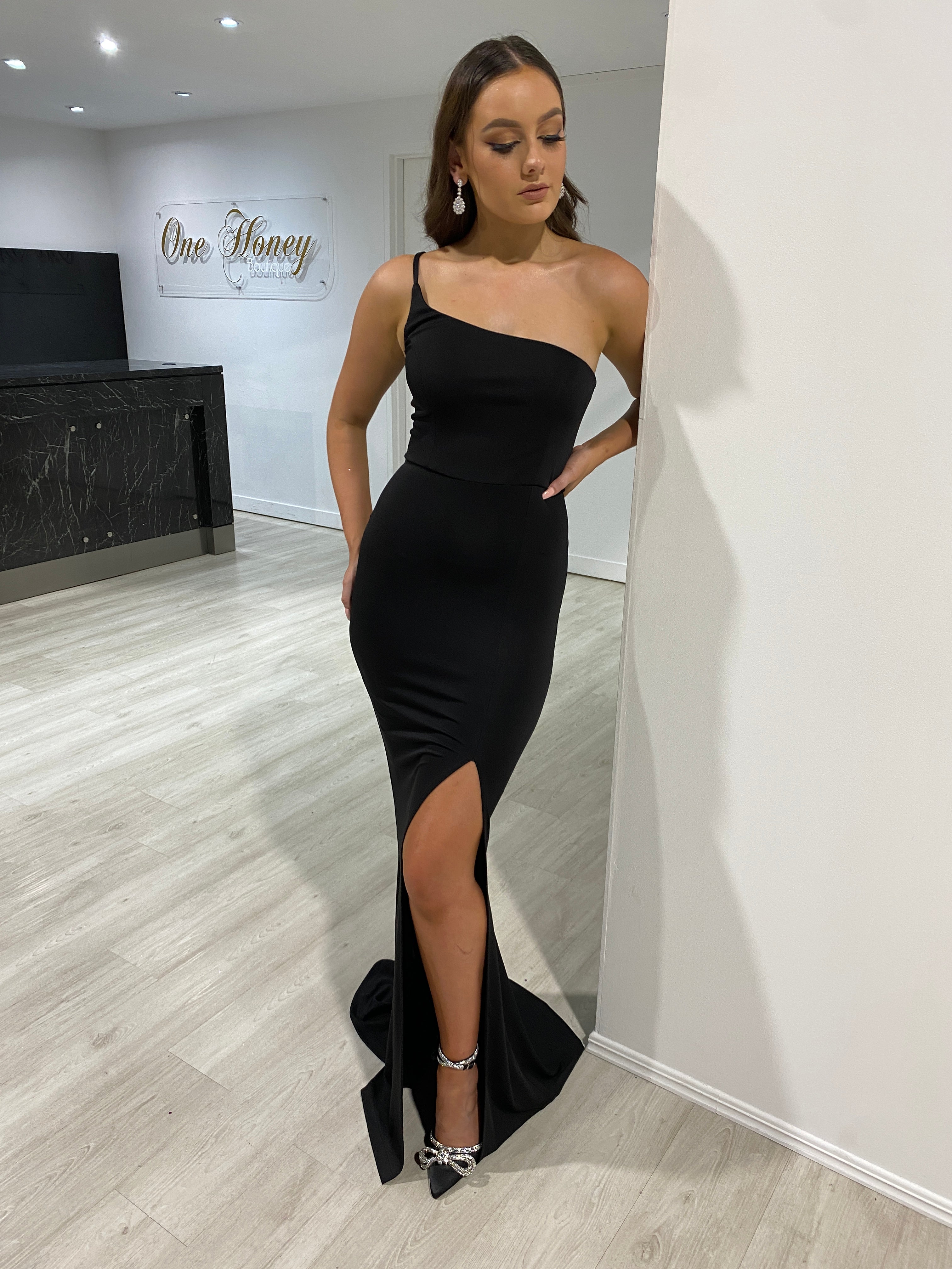 Honey Couture JACQUELINE Black One Shoulder Leg Split Formal Dress